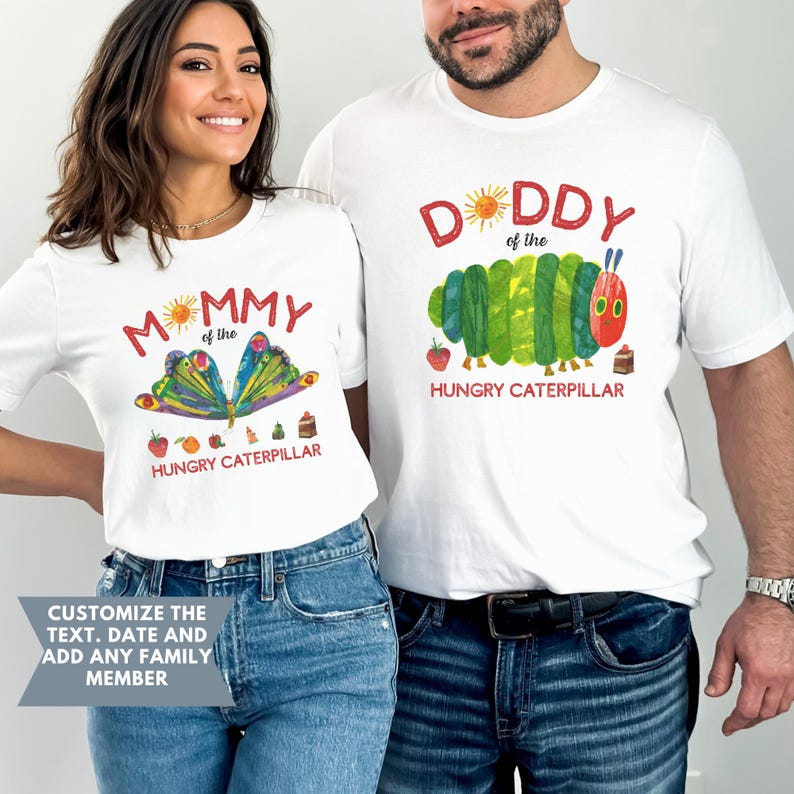 Może przedstawiać: Dwie białe koszulki z kolorowymi ilustracjami i tekstem. Jedna m&oacute;wi "MOMMY of the HUNGRY CATERPILLAR" z motylem. Druga m&oacute;wi "DADDY of the HUNGRY CATERPILLAR" z gąsienicą. Koszulki są noszone przez dwie osoby.