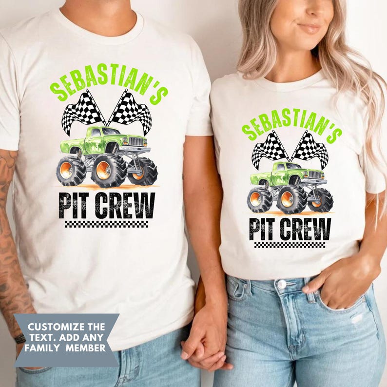 Puede incluir: Camisetas blancas con un gr&aacute;fico de cami&oacute;n monstruo verde, banderas a cuadros y el texto "Sebastian's Pit Crew". El dise&ntilde;o incluye neum&aacute;ticos naranjas y negros. Las camisetas las llevan dos personas.