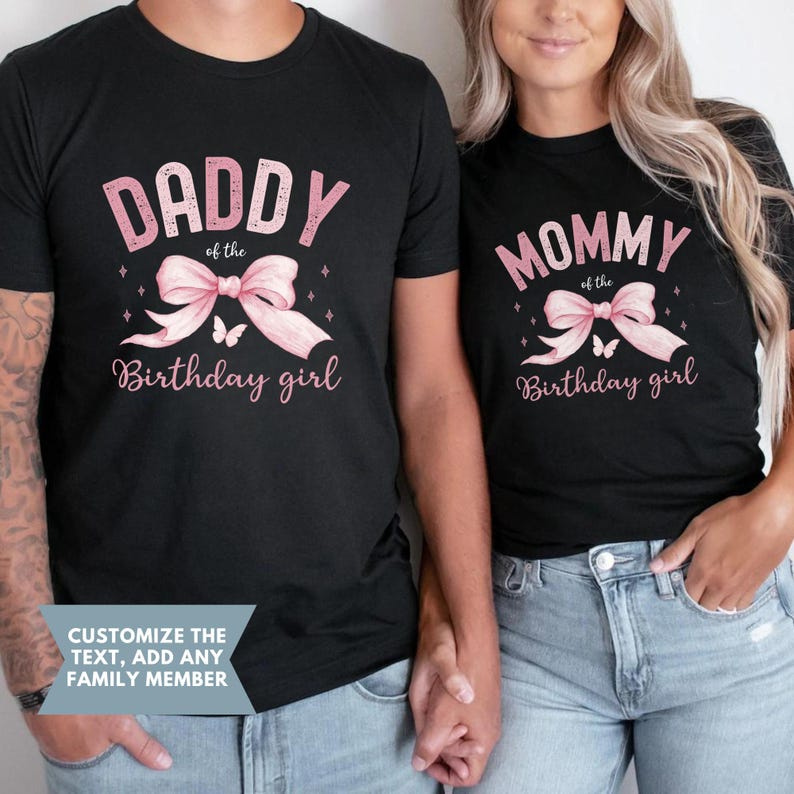 Puede incluir: Dos camisetas negras con lazos rosas y mariposas. El texto en las camisetas dice "Daddy of the Birthday girl" y "Mommy of the Birthday girl".