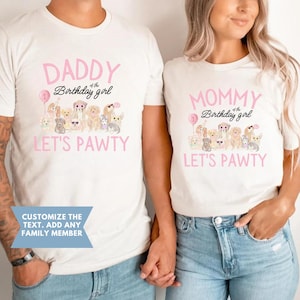 K&ouml;nnte beinhalten: Zwei wei&szlig;e T-Shirts mit rosa Text und Hundeillustrationen. Eines lautet "DADDY of the Birthday girl LET'S PAWTY" und das andere "MOMMY of the Birthday girl LET'S PAWTY". Ein blaues Banner sagt "CUSTOMIZE THE TEXT. ADD ANY FAMILY MEMBER".