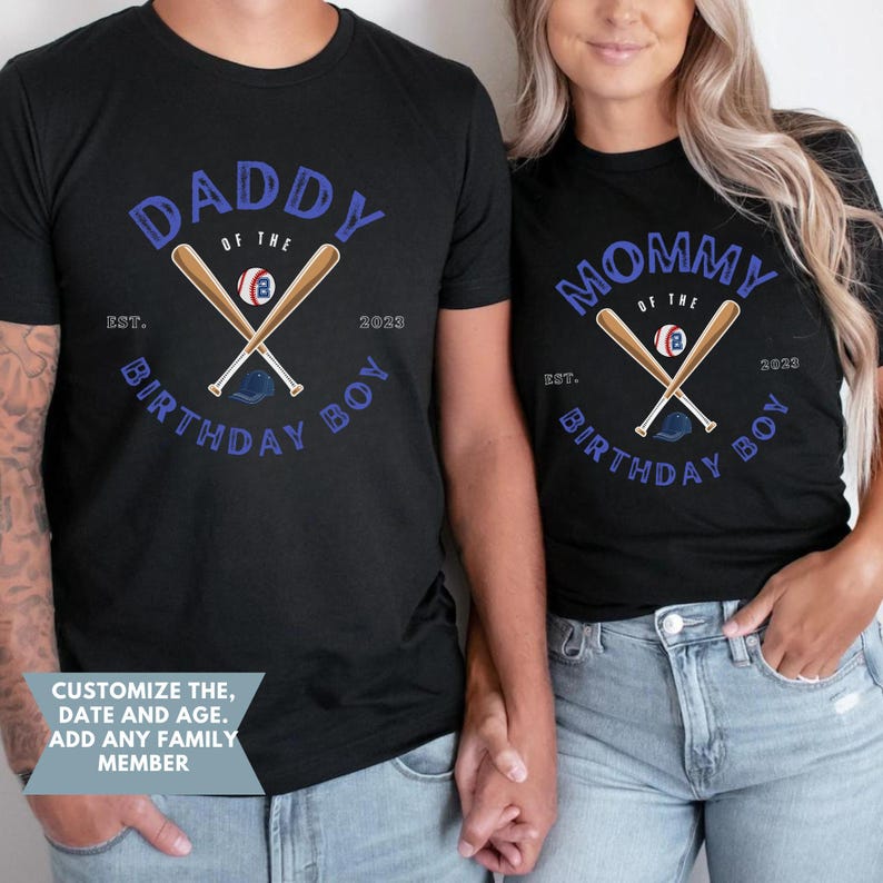 K&ouml;nnte beinhalten: Schwarze T-Shirts mit Baseball-Grafiken. Eines zeigt "DADDY of the BIRTHDAY BOY" mit gekreuzten Schl&auml;gern, einem Baseball und einer Kappe. Das andere zeigt "MOMMY of the BIRTHDAY BOY". Beide haben "EST. 2023".