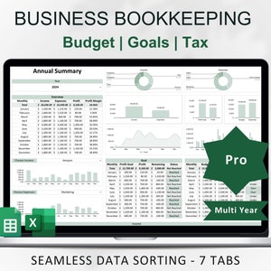 Op de afbeelding: Een laptopscherm dat een spreadsheet toont met een groen-wit kleurenschema. De spreadsheet is getiteld "Jaarlijkse samenvatting" en bevat gegevens over inkomsten, uitgaven, winst en winstmarge. De spreadsheet bevat ook grafieken en diagrammen. De laptop is open en het scherm is zichtbaar. De laptop staat op een wit oppervlak. De tekst "BUSINESS BOOKKEEPING Budget | Goals | Tax" wordt boven de laptop weergegeven. De tekst "Pro Multi Year" wordt weergegeven in een groene stervorm aan de rechterkant van het scherm. De tekst "SEAMLESS DATA SORTING - 7 TABS" wordt onder de laptop weergegeven.