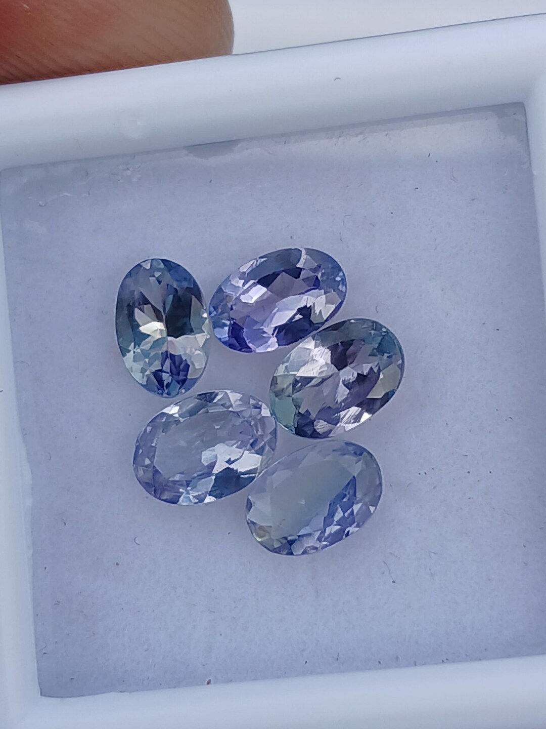 ファセットカットタンザナイト宝石ロット：2.30カラット、6 x 4 mm 