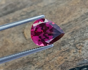 Grenat rhodolite poire naturel : pierre précieuse rouge-violet, 2,40 cts