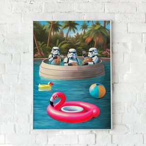 Könnte beinhalten: Drei weiße Stormtrooper-Figuren entspannen sich in einem Pool mit tropischen Pflanzen im Hintergrund. Der Pool ist von einer Steinmauer umgeben. Im Pool befinden sich ein rosa Flamingo-Schwimmring, ein gelber Enten-Schwimmring und ein blauer und weißer Strandball.