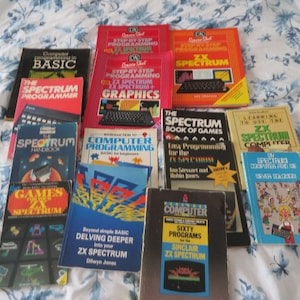 Puede incluir: Una colección de libros antiguos sobre la computadora doméstica Sinclair ZX Spectrum. Los libros cubren temas como la programación, los gráficos y los juegos. Los libros son de varios colores, incluidos el rojo, el azul y el verde.