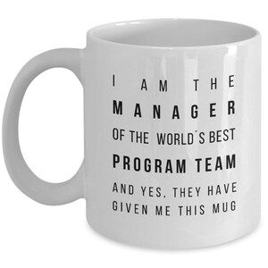 Pode incluir: Caneca de caf&eacute; de cer&acirc;mica branca com texto preto que diz "Eu sou o gerente da melhor equipe de programa do mundo e sim, eles me deram esta caneca."