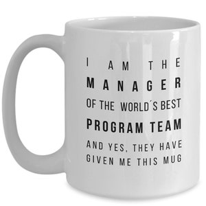 Pode incluir: Caneca de caf&eacute; de cer&acirc;mica branca com texto preto que diz "Eu sou o gerente da melhor equipe de programa do mundo e sim, eles me deram esta caneca."