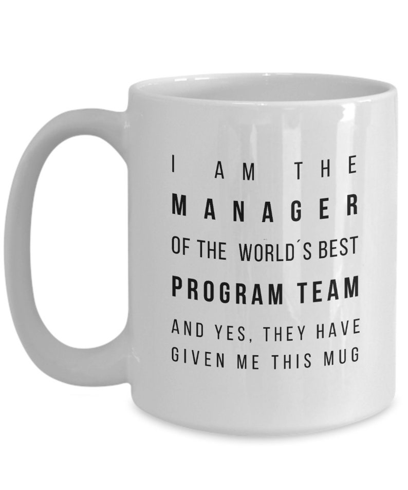 Pode incluir: Caneca de caf&eacute; de cer&acirc;mica branca com texto preto que diz "Eu sou o gerente da melhor equipe de programa do mundo e sim, eles me deram esta caneca."