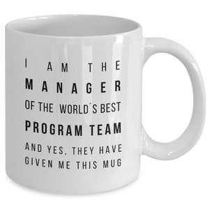 Pode incluir: Caneca de caf&eacute; de cer&acirc;mica branca com texto preto que diz: "Eu sou o gerente da melhor equipe de programa&ccedil;&atilde;o do mundo e sim, eles me deram esta caneca."