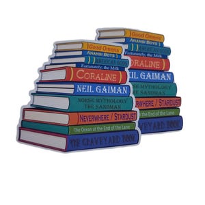 Puede incluir: Una pegatina con dos pilas de libros con t&iacute;tulos de Neil Gaiman, incluyendo Good Omens, Anansi Boys, American Gods, Fortunately, the Milk, Coraline, Norse Mythology, The Sandman, Neverwhere, Stardust, The Ocean at the End of the Lane y The Graveyard Book.