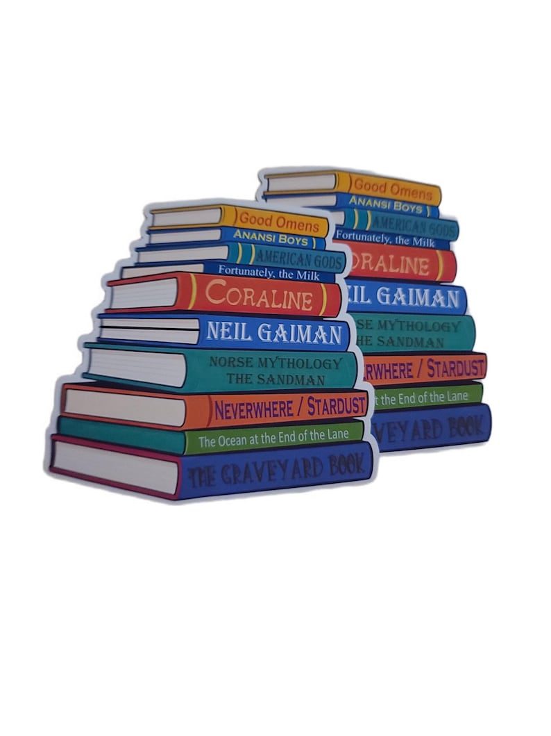 Puede incluir: Una pegatina con dos pilas de libros con t&iacute;tulos de Neil Gaiman, incluyendo Good Omens, Anansi Boys, American Gods, Fortunately, the Milk, Coraline, Norse Mythology, The Sandman, Neverwhere, Stardust, The Ocean at the End of the Lane y The Graveyard Book.