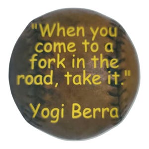 Belles citations sur le baseball - "Quand vous arrivez à un croisement, prenez-le." Sticker pour ordinateur portable Yogi Berra