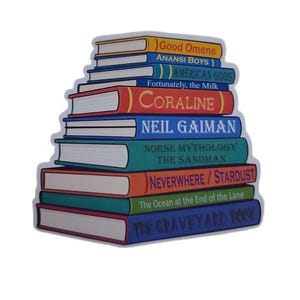 Puede incluir: Una pegatina con una pila de libros con los t&iacute;tulos Good Omens, Anansi Boys, American Gods, Fortunately, the Milk, Coraline, Neil Gaiman, Norse Mythology, The Sandman, Neverwhere, Stardust, The Ocean at the End of the Lane y The Graveyard Book.