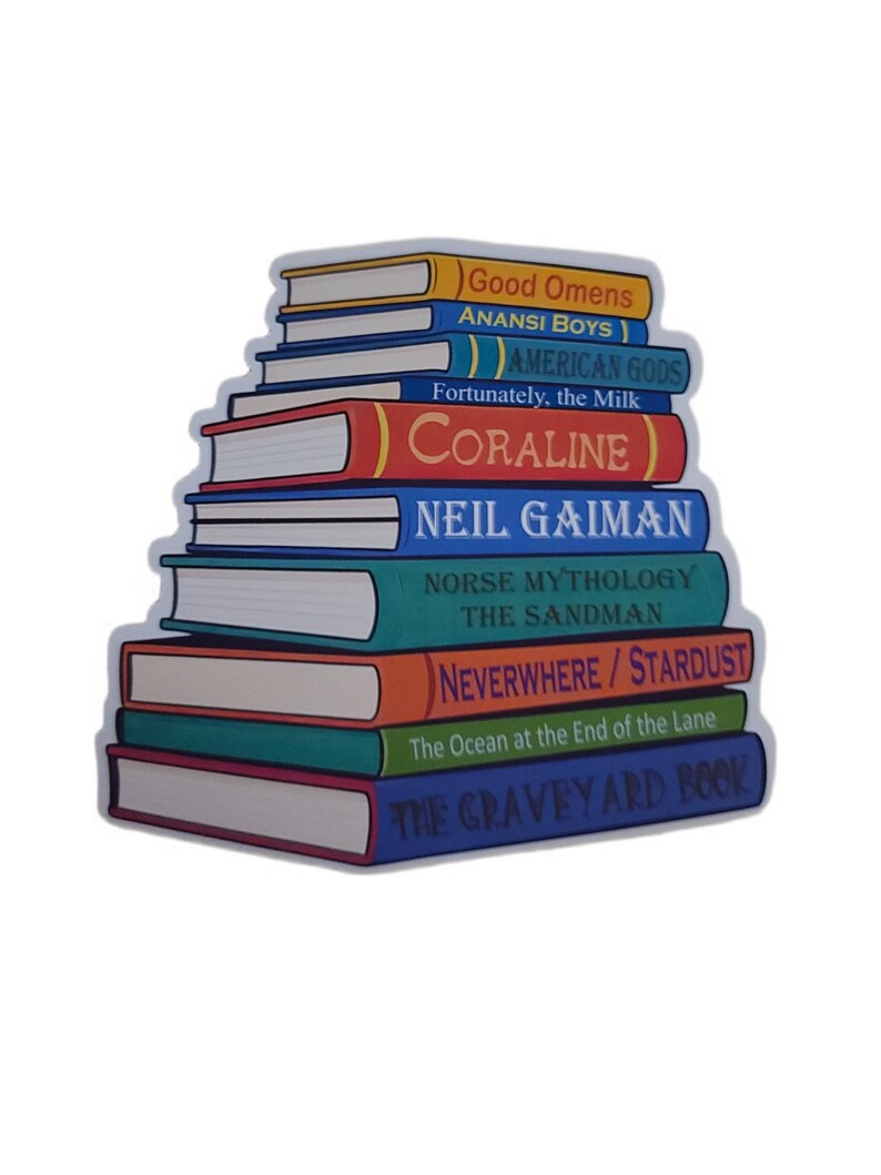 Puede incluir: Una pegatina con una pila de libros con los t&iacute;tulos Good Omens, Anansi Boys, American Gods, Fortunately, the Milk, Coraline, Neil Gaiman, Norse Mythology, The Sandman, Neverwhere, Stardust, The Ocean at the End of the Lane y The Graveyard Book.
