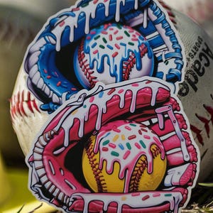 Respectez le goutte-à-goutte ! Stickers softball et mitaines de baseball. Parfait pour un ordinateur portable ou une gourde de 3,25 pouces de haut