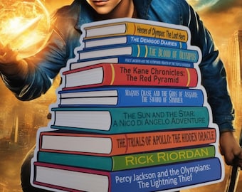 Adesivo con pila di libri di Rick Riordan / Adesivo di Percy Jackson / Adesivo a tema Camp Half-Blood per appassionati di libri / Regalo per amanti della mitologia greca / Amante dei libri fantasy