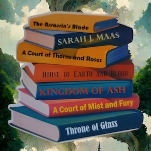 Könnte beinhalten: Ein Stapel Fantasy-Bücher mit farbenfrohen Einbänden. Zu den Titeln gehören "The Assassin's Blade", "A Court of Thorns and Roses" und "Throne of Glass". Der Name der Autorin, Sarah J. Maas, ist ebenfalls zu sehen.