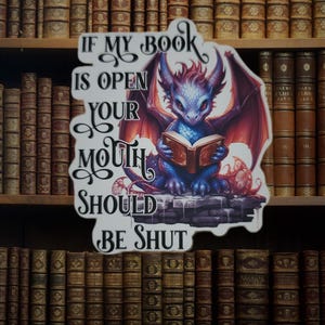 Si mon livre est ouvert, vous devriez fermer la bouche Sticker dragon. Parfait pour un ordinateur portable ou une gourde