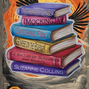 Könnte beinhalten: Ein Stapel aus sechs Büchern mit farbigen Einbänden, die die Titel The Hunger Games, Mockingjay, Catching Fire, Sunrise on the Reaping, The Ballad of Songbirds and Snakes sowie den Namen der Autorin Suzanne Collins vor einem orangefarbenen Kreis zeigen.
