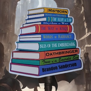 Puede incluir: Una pila de libros coloridos con títulos como "Mistborn", "The Alloy of Law" y "The Way of Kings". El nombre del autor, Brandon Sanderson, es visible en el libro inferior. Los libros están colocados sobre un fondo borroso de una ciudad fantástica.