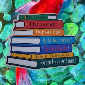 Może przedstawiać: Stos książek Dr. Seussa z tytułami takimi jak "The Lorax", "Hop on Pop" i "Green Eggs and Ham". Książki są umieszczone na kolorowym, abstrakcyjnym tle z czerwoną rybą.