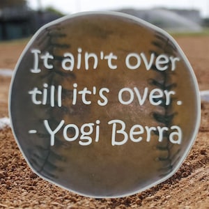 Belles citations sur le baseball - "Ce n'est pas fini tant que ce n'est pas." Sticker pour ordinateur portable Yogi Berra