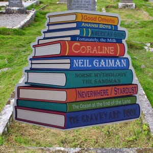 Puede incluir: Una pila de libros con lomos coloridos que presentan t&iacute;tulos de Neil Gaiman, incluyendo Good Omens, Anansi Boys, American Gods, Fortunately, the Milk, Coraline, Norse Mythology, The Sandman, Neverwhere, Stardust, The Ocean at the End of the Lane y The Graveyard Book.