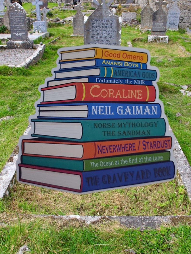 Puede incluir: Una pila de libros con lomos coloridos que presentan t&iacute;tulos de Neil Gaiman, incluyendo Good Omens, Anansi Boys, American Gods, Fortunately, the Milk, Coraline, Norse Mythology, The Sandman, Neverwhere, Stardust, The Ocean at the End of the Lane y The Graveyard Book.