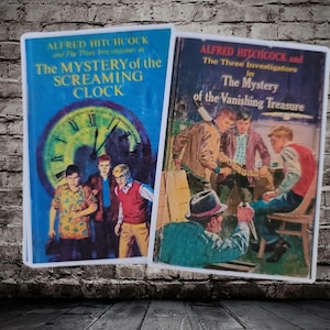Adesivos de Alfred Hitchcock e os Três Investigadores. Conjunto com dois adesivos.