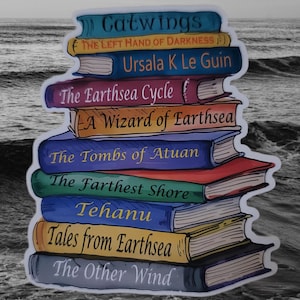 Könnte beinhalten: Ein Aufkleber mit einem Stapel Fantasy-Bücher, darunter "Catwings", "The Left Hand of Darkness" und "The Earthsea Cycle". Der Hintergrund ist ein Graustufenbild des Meeres.
