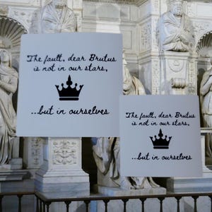 Pegatina con cita de Shakespeare: Julio César, "La culpa... está en nosotros mismos"