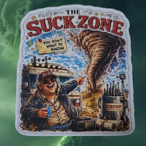 Puede incluir: Una pegatina rectangular con una ilustración de dibujos animados de una persona con gorra roja señalando un gran tornado. El texto dice THE SUCK ZONE y YOU DON'T WANT TO KNOW. Un contenedor metálico etiquetado como DOROTHY está cerca.