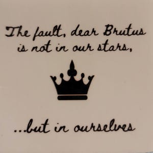 Shakespeare quote sticker van Julius Caesar: "De fout, lieve Brutus, zit niet in onze sterren... maar in onszelf"