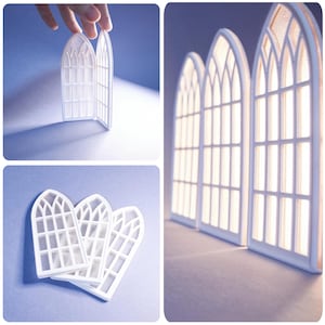 Könnte beinhalten: Kleine, weiße, gewölbte Fensterrahmen mit detaillierten Gittermustern. Die Rahmen sind in verschiedenen Anordnungen dargestellt, darunter ein einzelner Rahmen, der von einer Hand gehalten wird, und mehrere Rahmen, die gruppiert sind. Die Gesamtästhetik ist sauber und minimalistisch.