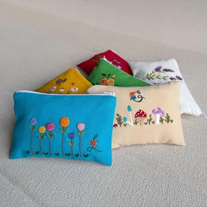 Pochette personnalisée en lin brodée de fleurs faites main avec pochettes cadeaux amusantes pour demoiselle d'honneur, trousse à cosmétiques personnalisée, pochettes de voyage pour femme