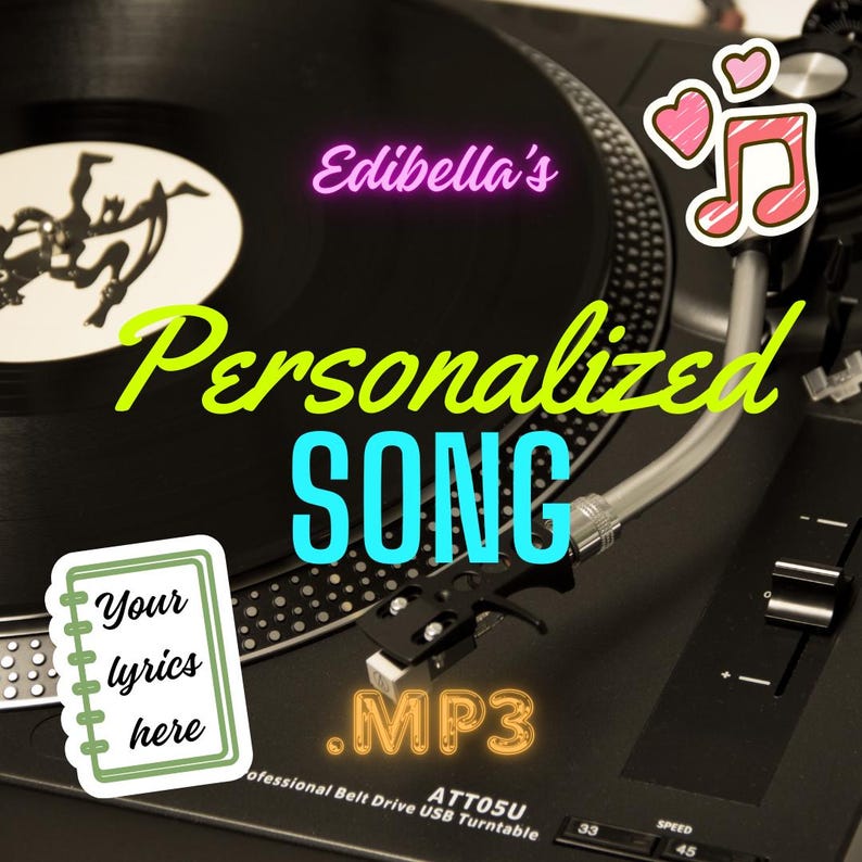 Op de afbeelding: Een zwarte draaitafel met een plaat erop. De draaitafel heeft een zilveren toonarm en een bedieningspaneel met knoppen en knoppen. De tekst "Edibella's Personalized SONG .MP3" staat in kleurrijke letters op de afbeelding. Een groen en wit notitieblok met de tekst "Your lyrics here" staat in de linkerbenedenhoek van de afbeelding.