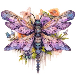 Puede incluir: Una pintura de acuarela de una lib&eacute;lula p&uacute;rpura y azul con detalles intrincados. La lib&eacute;lula est&aacute; rodeada de flores de acuarela en tonos de rosa, naranja y morado. El fondo es un lavado blanco con gotas de pintura de acuarela.