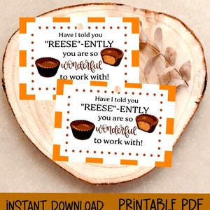 Puede incluir: Dos etiquetas de regalo imprimibles naranjas y blancas con el texto "Have I told you 'REESE'-ENTLY you are so wonderful to work with!" e ilustraciones de tazas de mantequilla de maní. Las palabras "INSTANT DOWNLOAD PRINTABLE PDF" están en la parte inferior.