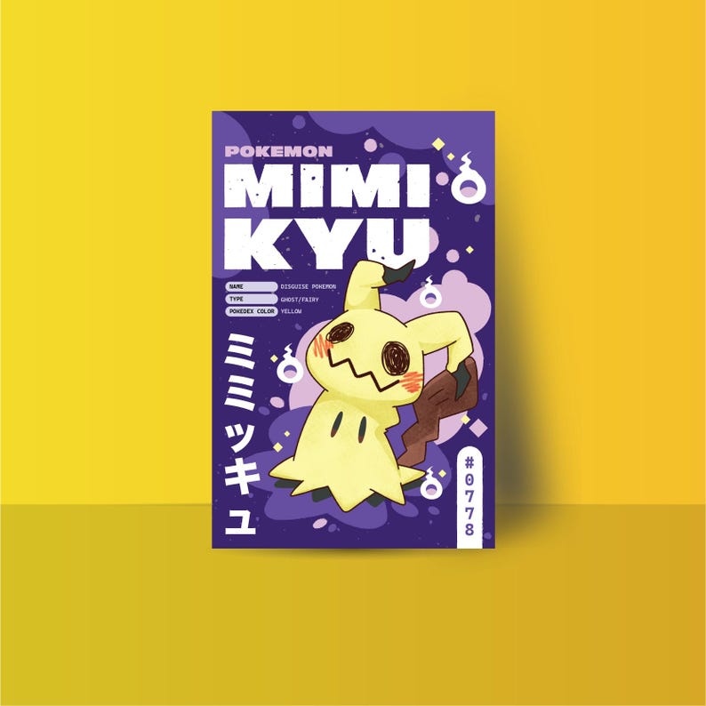 Puede incluir: Una carta de Pokemon morada y amarilla con una ilustraci&oacute;n de dibujos animados de Mimikyu, un Pokemon de tipo Fantasma/Hada. La carta incluye el nombre del Pokemon, su tipo y su n&uacute;mero de Pokedex #0778. El texto "Mimikyu" est&aacute; escrito en una fuente estilizada.