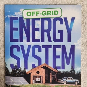 Puede incluir: Portada de libro con un título verde y blanco "OFF-GRID ENERGY SYSTEM" en letras azules en negrita. La portada presenta una casa con paneles solares y un camión en frente. El texto debajo del título dice "A COMPREHENSIVE GUIDE FOR GOING OFF-GRID WITH A SELF-SUSTAINABLE POWER SYSTEM" y el nombre del autor es "CLIVE HARRISON".