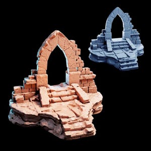 Op de afbeelding: Twee miniatuurmodellen van een stenen boog. Eén is bruin, de andere is grijs. Beide hebben een gewelfde opening, trappen en een rotsachtige basis. De modellen zijn ontworpen om eruit te zien als oude ruïnes.