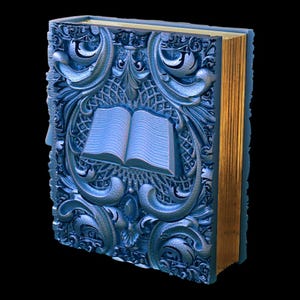 Op de afbeelding: Een blauw boek met een sierlijke, gedetailleerde omslag en gouden randen. Het boek is open en laat een lege pagina zien.