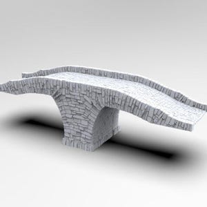 Può includere: Un ponte in pietra bianca con un supporto ad arco. Il ponte ha una superficie strutturata, con un motivo a ciottoli sulla strada e sui lati. Il ponte è un modello in miniatura, probabilmente per un diorama o un plastico ferroviario.