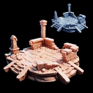 Op de afbeelding: Twee gedetailleerde, miniatuur platforms in steenkleur met trappen, pilaren en een betegelde vloer. Eén platform is lichtbruin van kleur en de andere is donkergrijs. De platforms zijn waarschijnlijk voor tabletop games of display.
