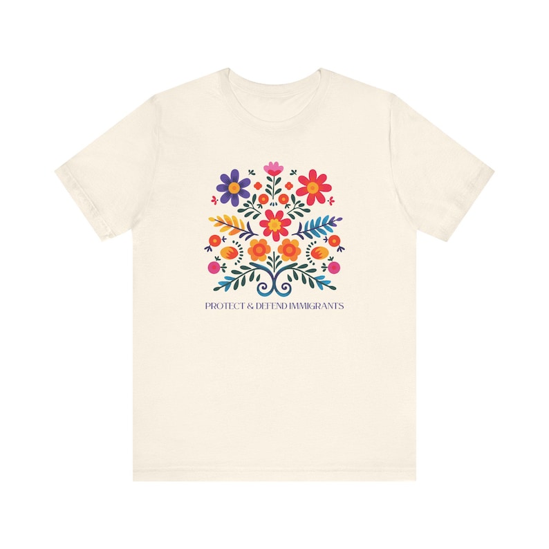 Camiseta "Proteger y defender a los inmigrantes": colorida camiseta de arte popular mexicano con flores. Nadie es ilegal en tierras robadas. Los inmigrantes hacen que Estados Unidos sea grandioso. Natural