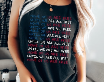 Camiseta de protesta Comfort Colors del 4 de julio, camiseta "Ninguno de nosotros es libre hasta que todos seamos libres", camiseta roja, blanca y azul por la justicia social