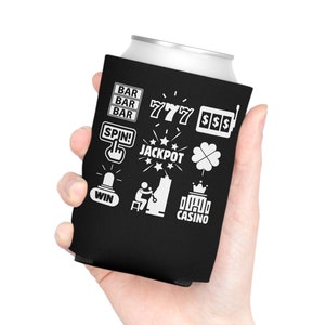 Könnte beinhalten: Ein schwarzer Getränkedosenkühler mit weißen Casino-Motiven, darunter Symbole wie "BAR", "777" und "JACKPOT". Der Kühler wird von einer Hand gehalten und soll Getränke kalt halten. Das Design umfasst einen "SPIN!"-Knopf und ein "WIN"-Symbol.