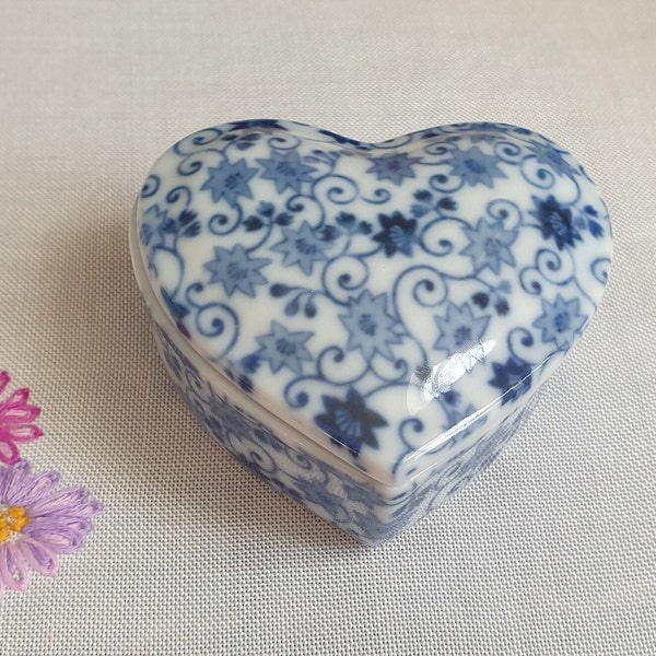 Charming Gift Idea: Heart Shaped Porcelain Box for Mother's Day, Valentine's, or Birthdays, Vintage trinket box, Jewelry Storage