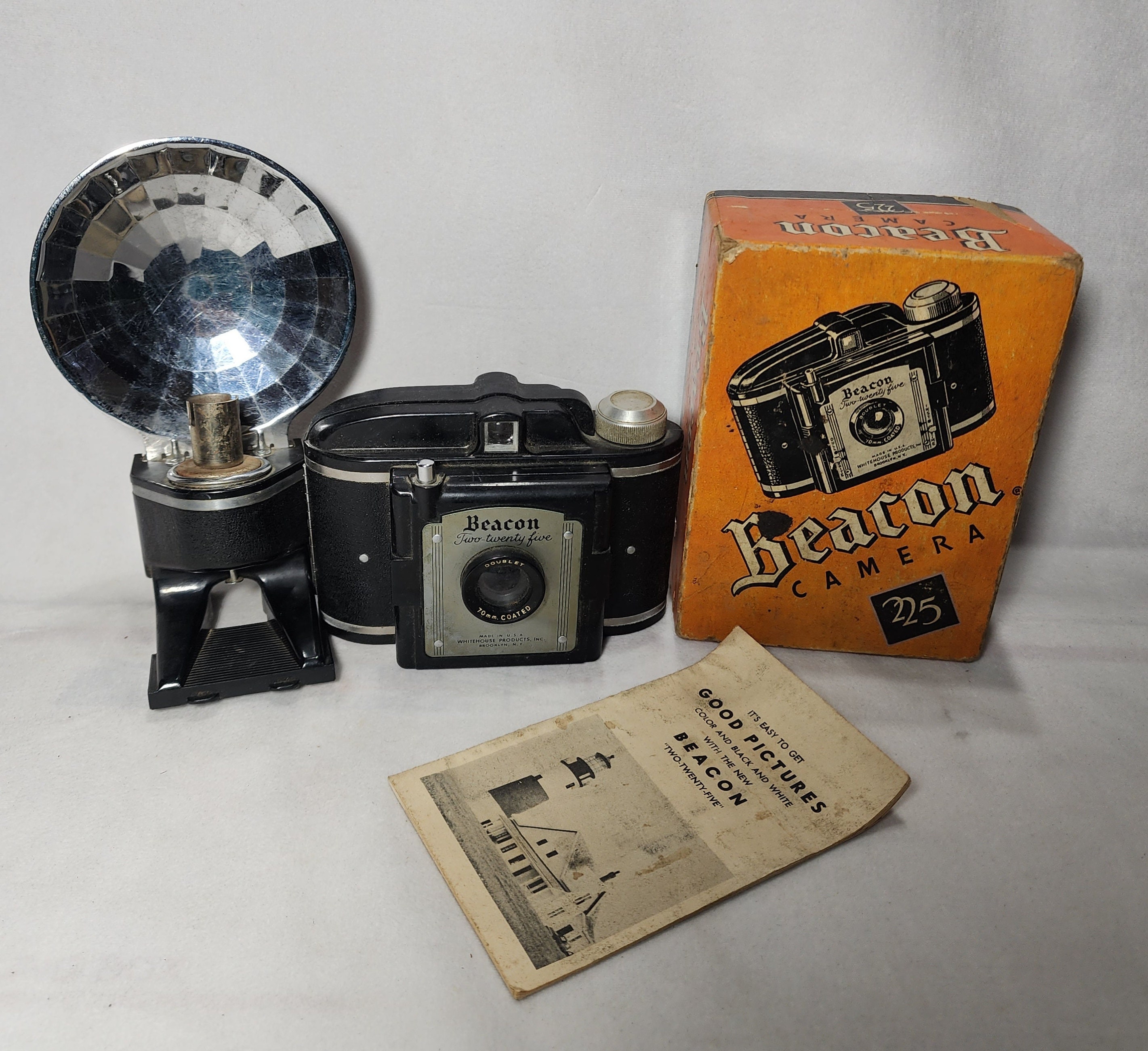 Vintage BEACON CAMERA 225 With Box and Flash Synchronizer